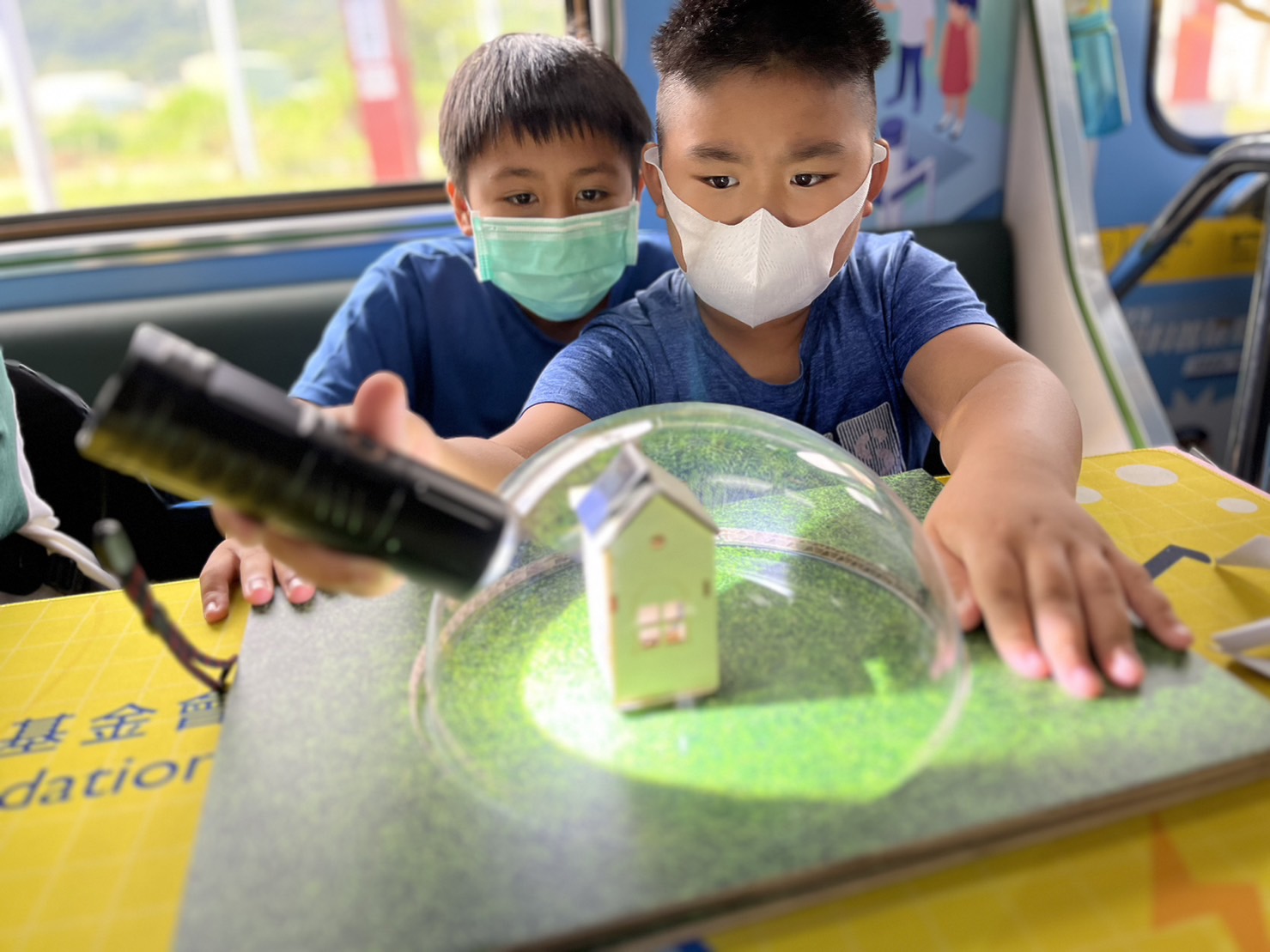 G22恒峰參與基礎科學主題車廂，以STEAM教學精神，設計「逐日科學家」、「太陽能工程師」以及「淨零建築師」三大能源科普課程和實驗